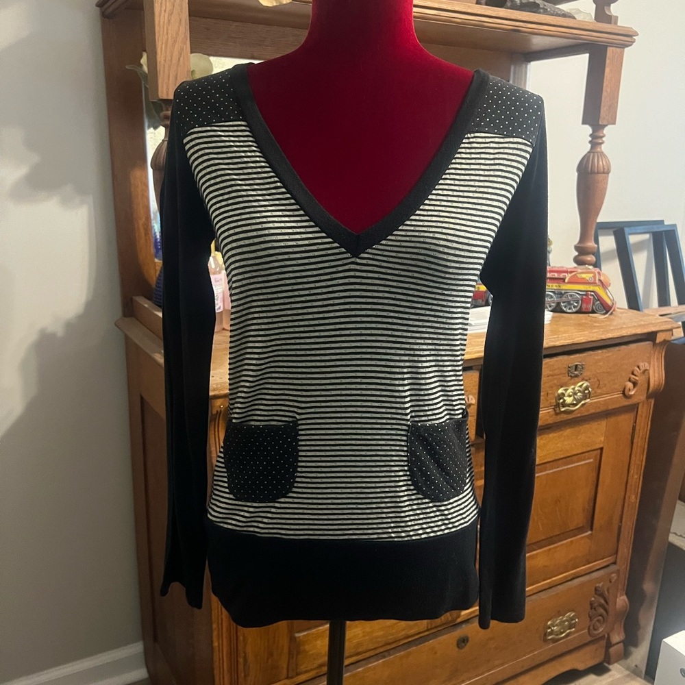 Black and Gray Striped/Polka Dot Mixed Pattern V-Neck Top
